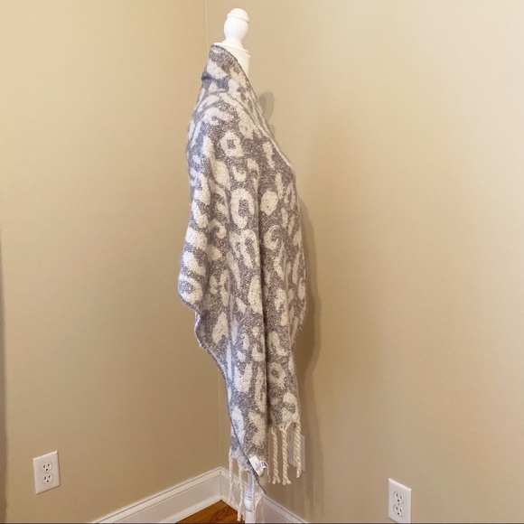 New Directions NWT Fringe Leopard Gray Scarf Wrap - Picture 4 of 12